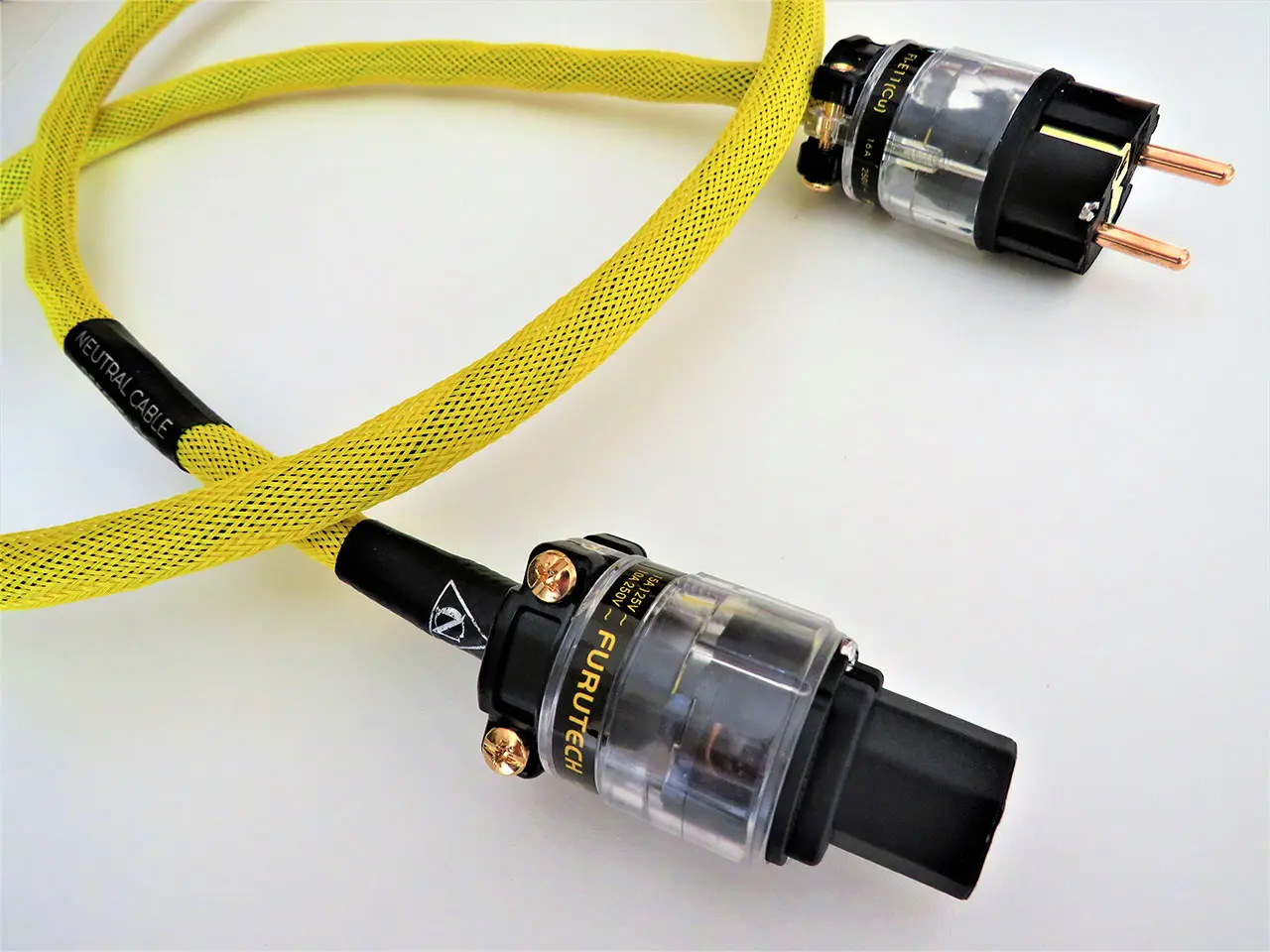 Cavo audio hi-fi giallo con connettori di alta qualità Furutech e spina NEMA, evidenziata schermatura intrecciata. Cavo audio hi-fi giallo con connettori di alta qualità Furutech e spina NEMA, evidenziata schermatura intrecciata.