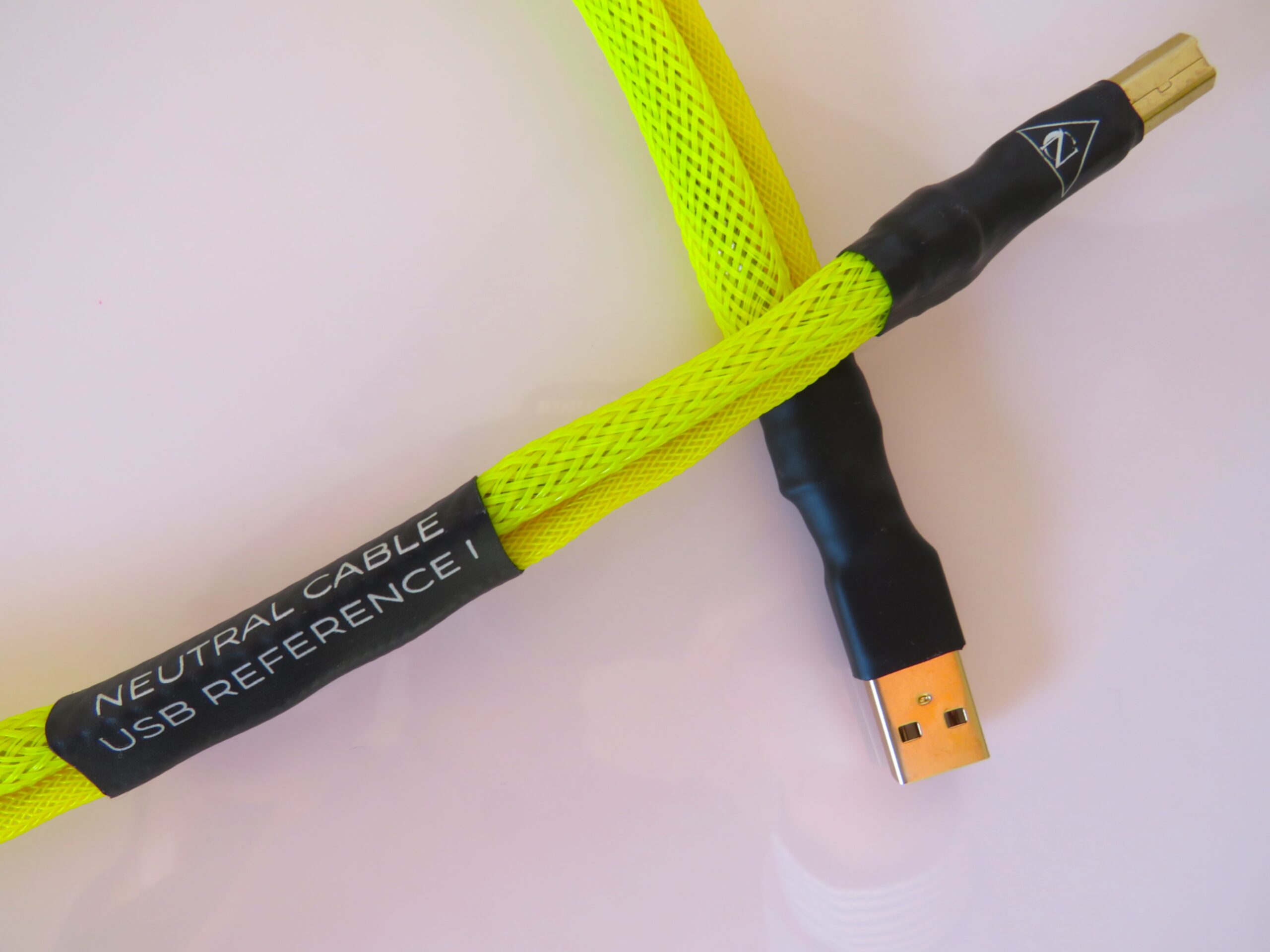 Cavo USB hi-fi audio Neutral Cable Reference con guaina intrecciata di colore giallo con connettore USB-A ed etichetta nera, fotografato in primo piano. Cavo USB hi-fi audio Neutral Cable Reference con guaina intrecciata di colore giallo con connettore USB-A ed etichetta nera, fotografato in primo piano.