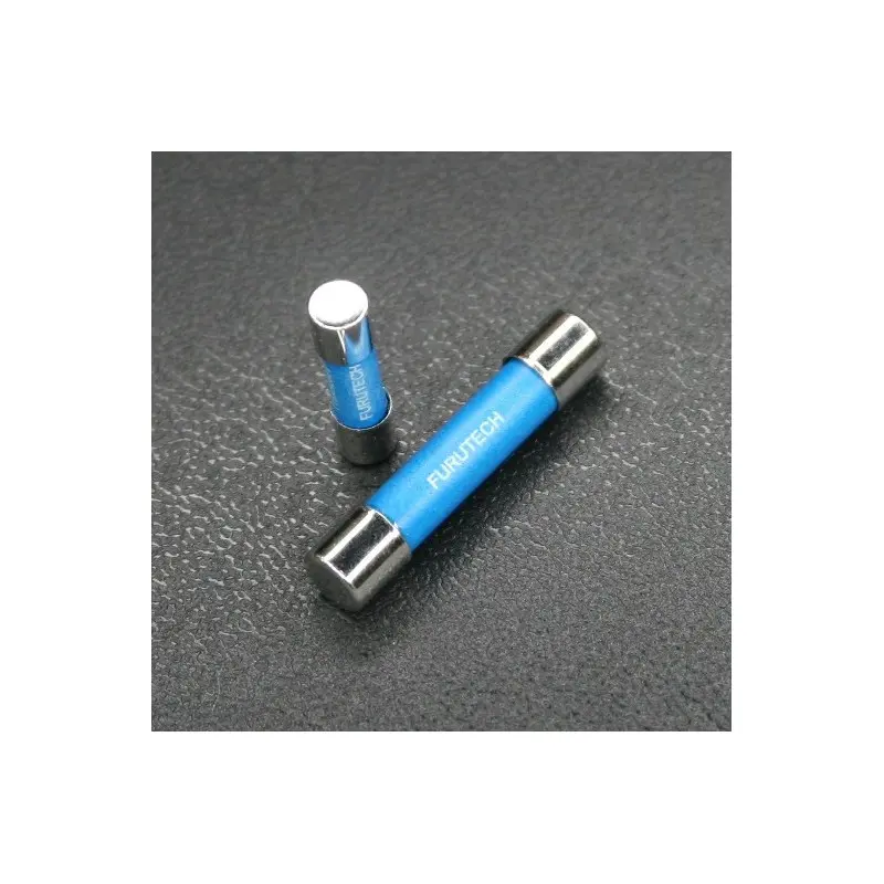 Fusibile audio audio grade Furutech cilindrico in vetro, con estremità metalliche, usato nei dispositivi hi-fi per protezione e qualità sonora delle registrazioni. Fusibile audio audio grade Furutech cilindrico in vetro, con estremità metalliche, usato nei dispositivi hi-fi per protezione e qualità sonora delle registrazioni.