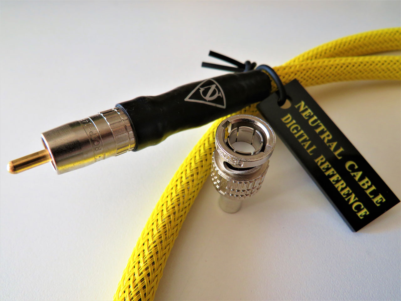 Cavo digitale con guaina intrecciata gialla con connettori Canare rca e bnc e etichetta Neutral Cable Digital Reference Cavo digitale con guaina intrecciata gialla con connettori Canare rca e bnc e etichetta Neutral Cable Digital Reference