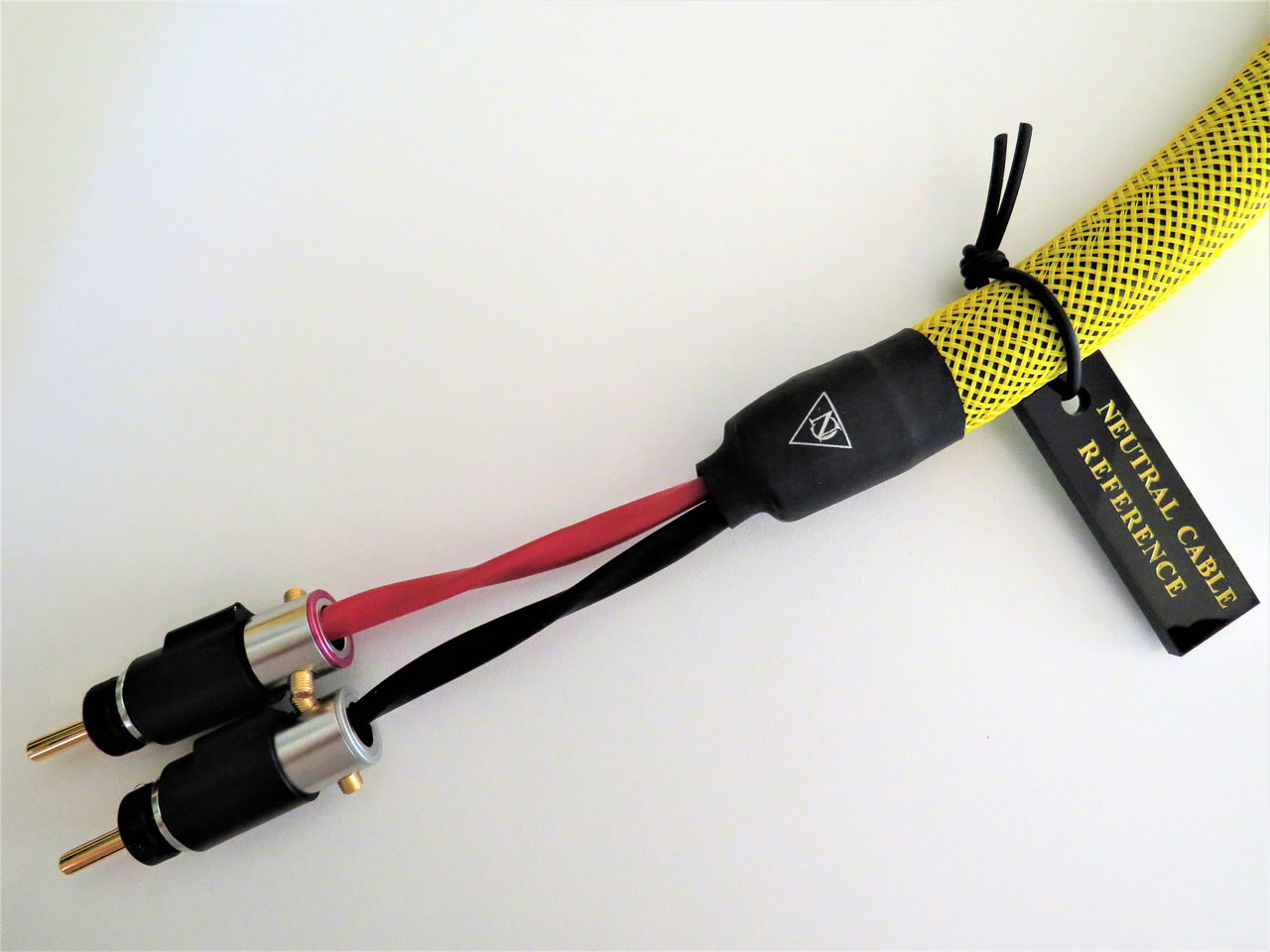 Cavo di potenza Neutral Cable Reference con guaina intracciata gialla terminato con banane Furutech placcate in oro.